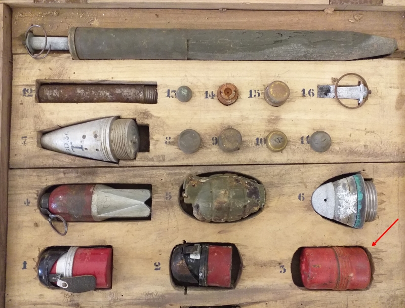 Campionario di ordigni esplosivi inertizzati (Archivio di Stato di Brindisi). La freccia indica la bomba a mano di tipo “Breda"