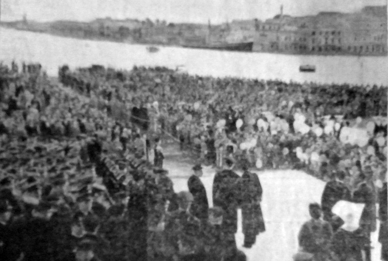 Immagine della cerimonia svolta sul piazzale antistante il Monumento al Marinaio in occasione della consegna della statua della Vergine Immacolata (18 dicembre 1955)