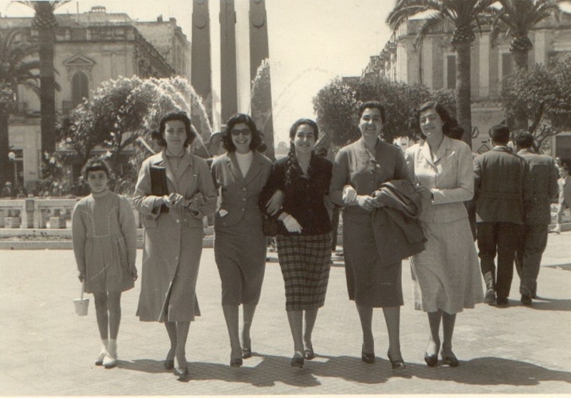Alcune componenti della famiglia De Paola - Brusciapagghiari a Piazza Cairoli (1957)