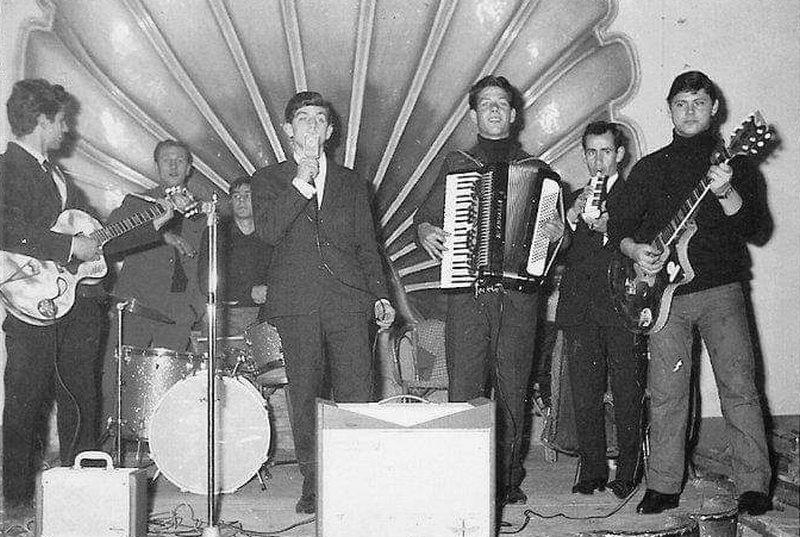 Antonio Volpe con l'orchestra sul palco a conchiglia del Dopolavoro durante una festa (fine anni '60)