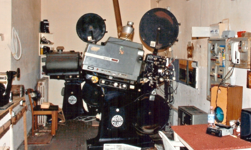 La sala con le macchine di proiezione