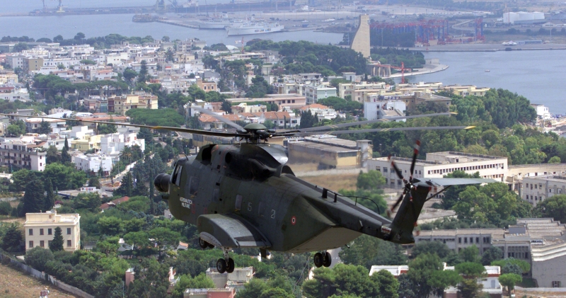 Elicottero del SAR in volo su Brindisi - ph. Mario Gioia(C)