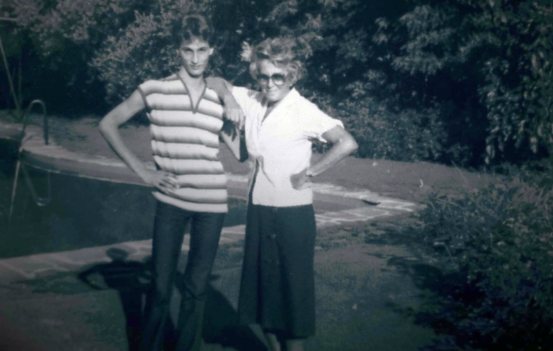 Il giovane Antonio Errico con la contessa Ida Borletti nella villa del Garda