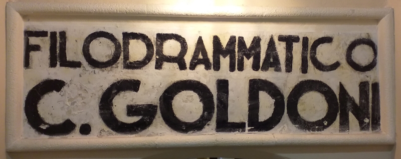 L'insegna originale del Filodrammatico Goldoni conservata all'ingresso della pizzeria in Piazza Dante