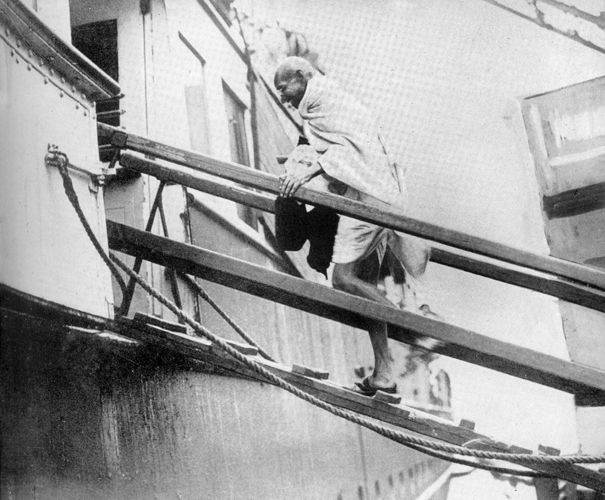 Mahatma Gandhi mentre sale sulla nave Pilsna a Brindisi(1)