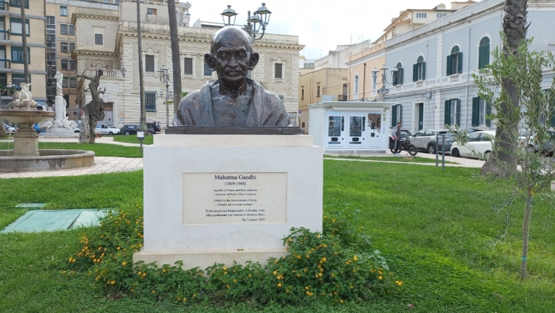 Brindisi. Piazza Vittorio Emanuele. Busto bronzeo raffigurante Mohandas Karamchand Gandhi