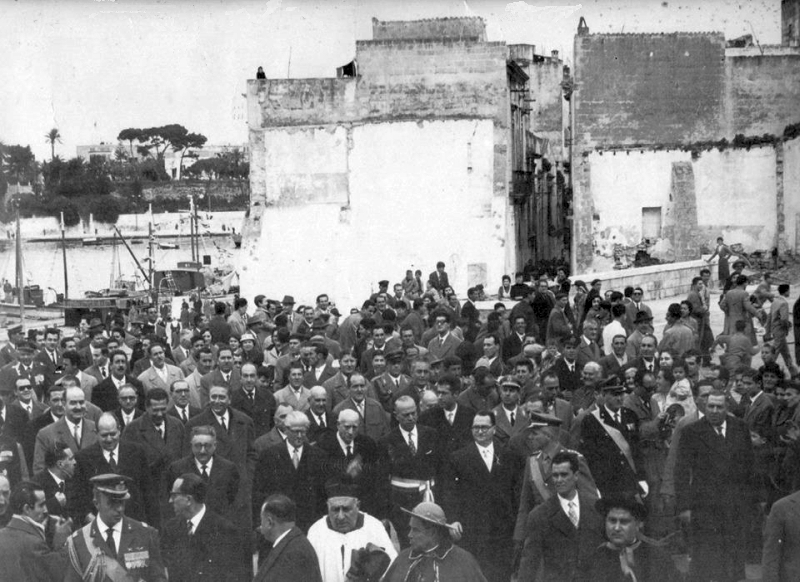 Il Presidente Gronchi accompagnato dalle autorità locali visita la zona del quartiere Sciabiche