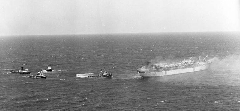 La nave soccorsa dai rimorchiatori della ditta Fratelli Barretta