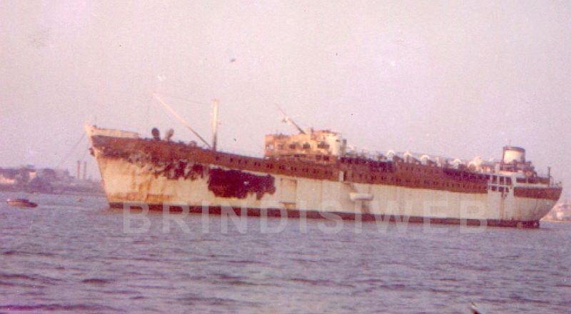 La nave Heleanna ancorata nel porto medio di Brindisi (ph. A. Manfreda)