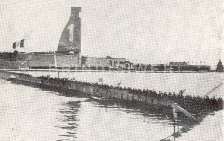 Il ponte di zattere con ringhiera realizzato in occasione dell'inaugurazione del Monumento al Marinaio d'Italia