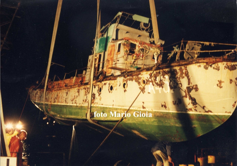 Il relitto della Kater I Rades recuperato, foto Mario Gioia