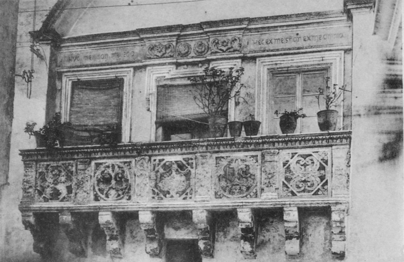 Palazzo De Marzo, antico balcone rinascimentale su via Maddalena