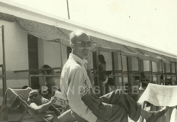 Italo Mastrobiso seduto in spiaggia (archivio Irma Mastrobiso)