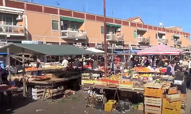 Le bancarelle al mercato rionale di via S.Maria Ausiliatrice