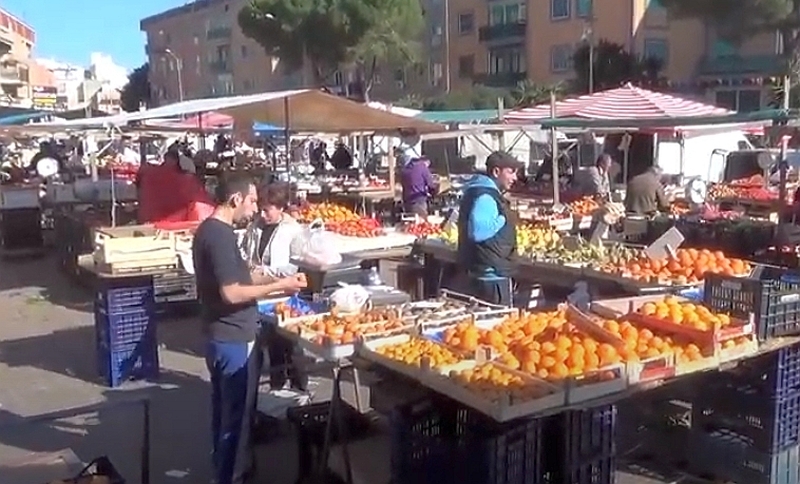 Le bancarelle al mercato rionale di via S.Maria Ausiliatrice