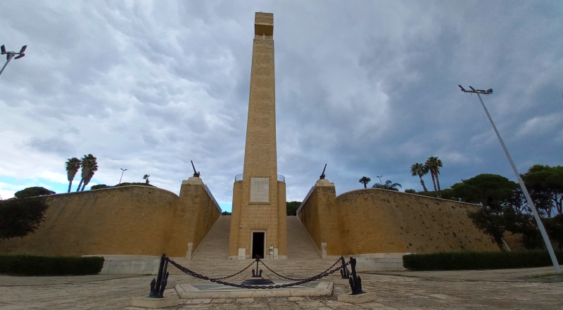 Il piazzale inferiore del Monumento al Marinaio d'Italia con l'Ara votiva