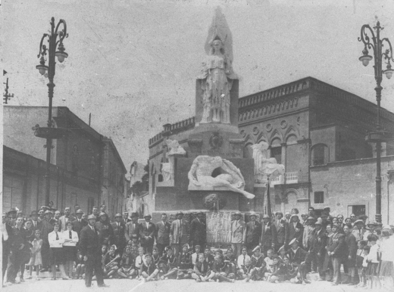 Il Monumento ai Caduti in piazza Dionisi