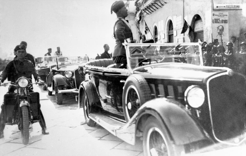 Mussolini davanti alla scalinata delle Colonne