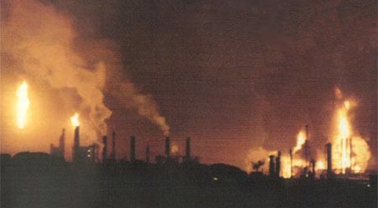 Le fiamme dopo l'esplosione al P2T - foto Anna Kofol