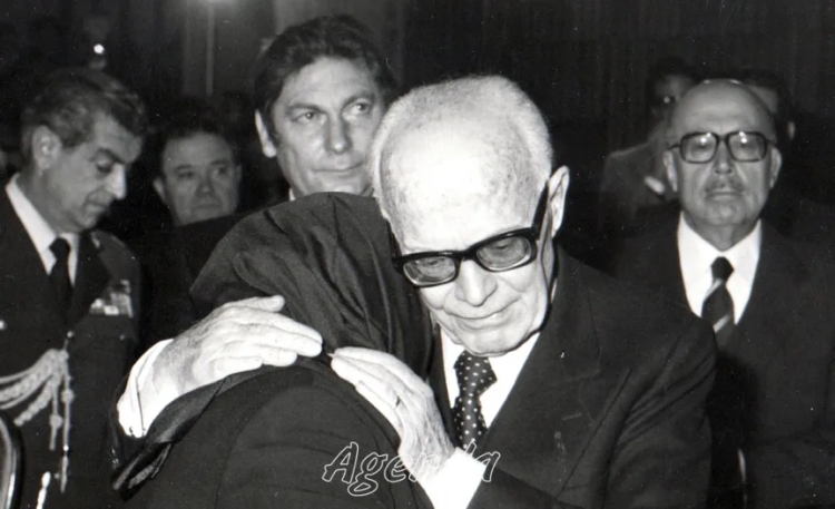 Il Presidente della Repubblica Sandro Pertini abbraccia la madre di una vittima dell'esplosione dell'impianto P2t