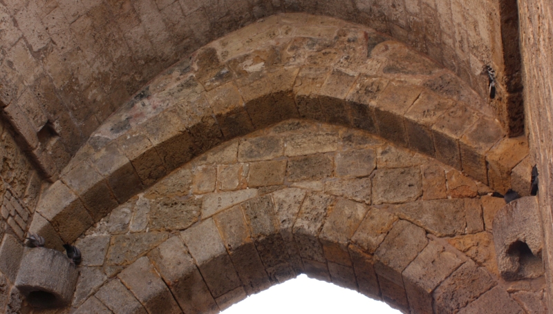 Porta Mesagne, interno della fornice. Si possono notare in alto le tracce degli affreschi e a lato gli anelloni in pietra dei cardini delle porte