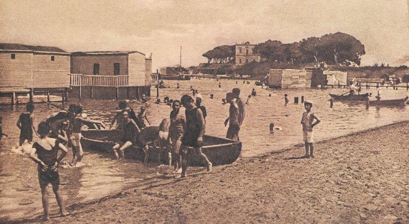 La spiaggia con le cabine a palafitta nel 1928