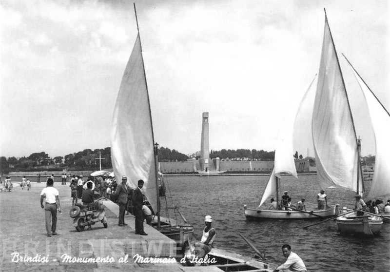 Le barche a vela sul molo del porto.