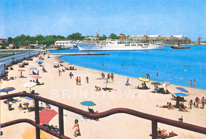 La spiaggia di Sant'Apollinare lato a nord, con la nave in ingresso nel porto