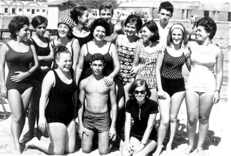Foto di gruppo in spiaggia nel 1965