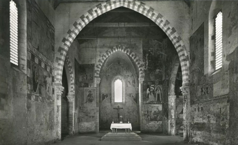 Interno chiesa di Santa Maria del Casale in una cartolina d'epoca