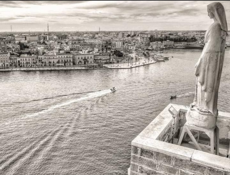 Brindisi. La statua della Vergine Maria nel dente del Monumento al Marinaio d'Italia (ph. Stefano Piccirillo)
