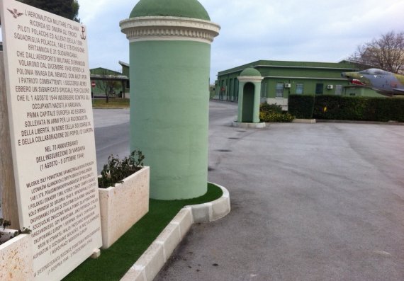 Aeroporto militare di Brindisi. Targa a ricordo del sacrificio degli aviatori polacchi.