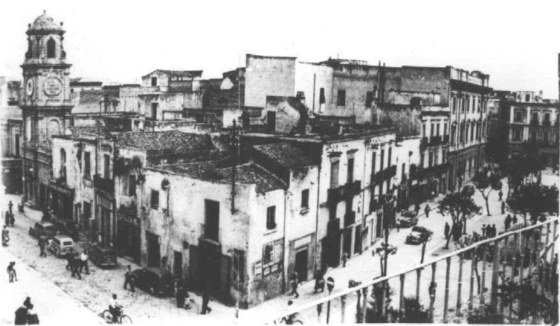 La Torre dell'Orologio tra le case tutte demolite per far posto al palazzo dell'Inps