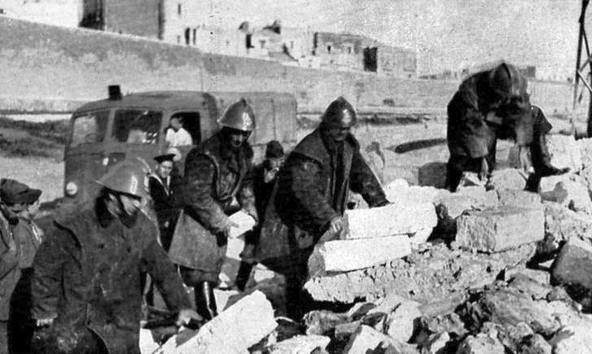 Difficile opera di soccorso ai vigili del fuoco e marinai caduti e feriti durante il bombardamento del 21 novembre 1941(1)