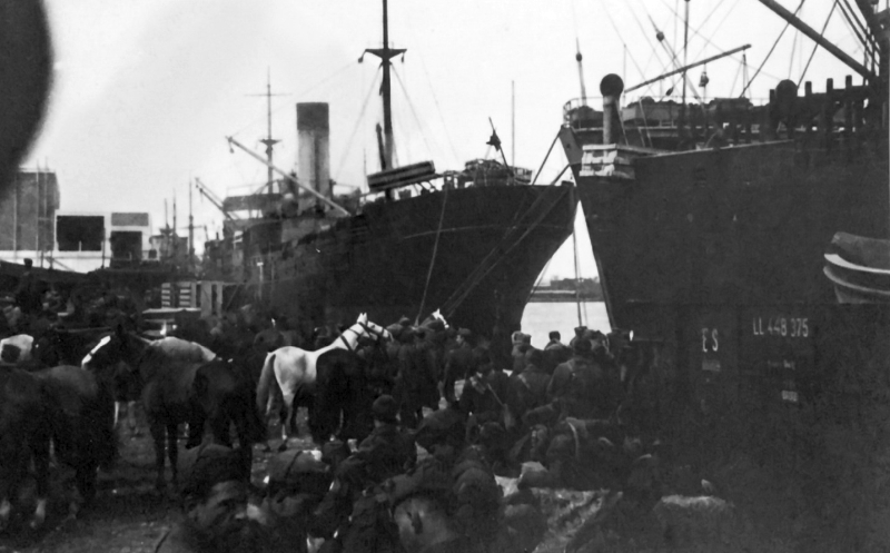 Brindisi. Porto interno. Imbarco di truppe e salmerie durante la seconda guerra mondiale (coll. privata)