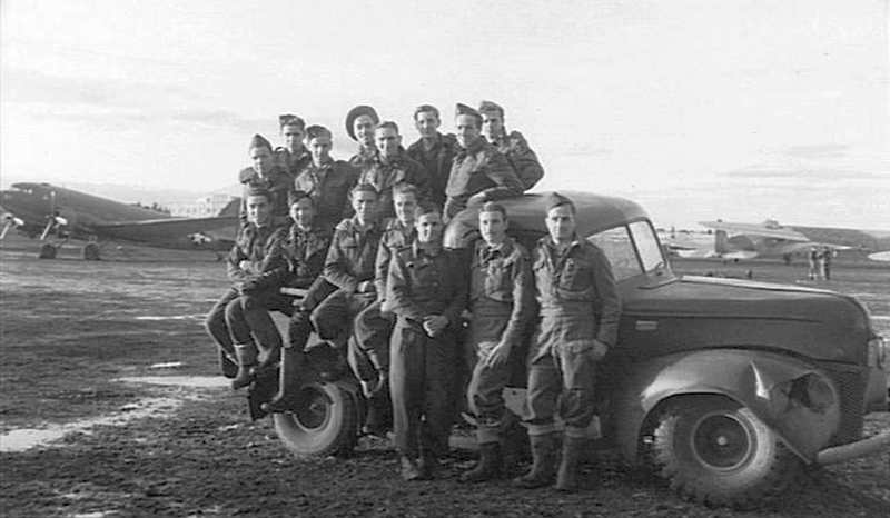 Brindisi. Aeroporto Militare. Gennaio 1945. Personale dello squadrone Pegasus