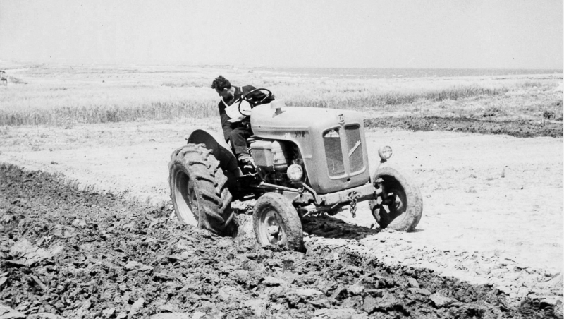 Giuseppe Protopapa durante la prova di motoaratura della competizione provinciale del 1963 di cui fu vincitore per il secondo anno consecutivo - ph. archivio famiglia Protopapa(C)