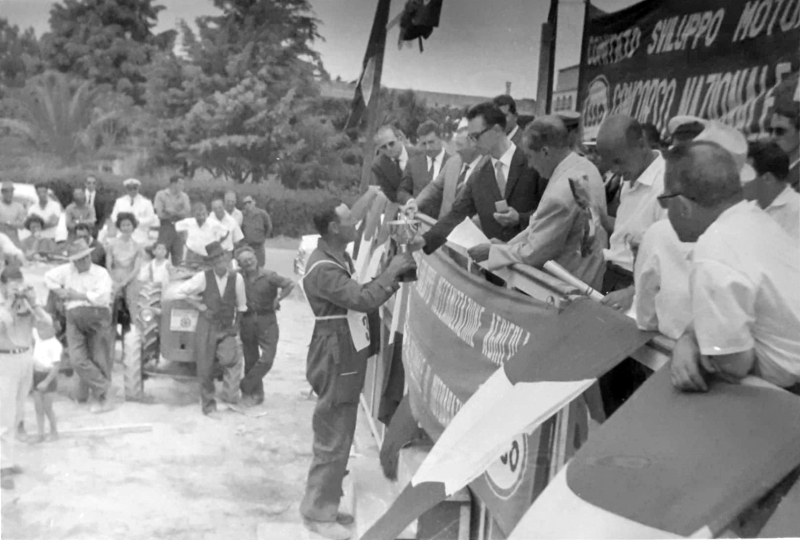 La premiazione di Antonio Protopapa alla competizione di motoaratura del 1964, in contrada Masina - ph. archivio famiglia Protopapa(C)