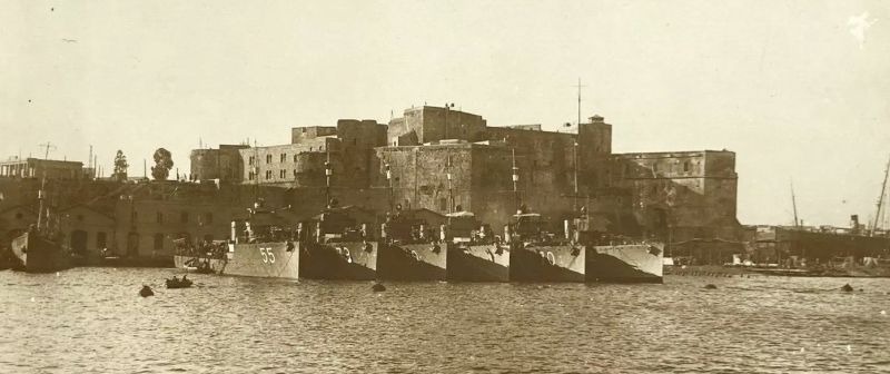 Brindisi. Il Castello Svevo con navi militari