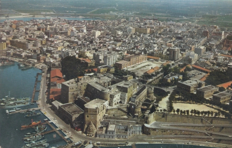 Brindisi, Castello Svevo visto dall'alto in una cartolina degli anni '60 del Novecento