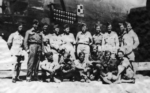 Aeroporto di Brindisi, agosto 1944. Equipaggio del bombardiere polacco Halifax (Bomber Command della RAF britannica), appena rientrato all'aeroporto da un volo su Varsavia
