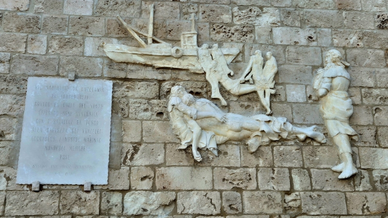 Monopoli, l'epigrafe e il bassorilievo a ricordo della tragedia della nave Heleanna. Foto Antonio Lavino 2025