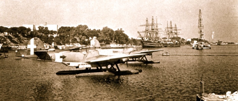 Idrovolante Cant Z 506  e velieri Vespucci e Colombo nel Seno di Ponente del porto di Brindisi - 1943
