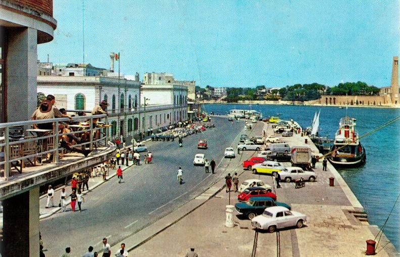 Lungomare del porto interno nei primi anni '70 del Novecento