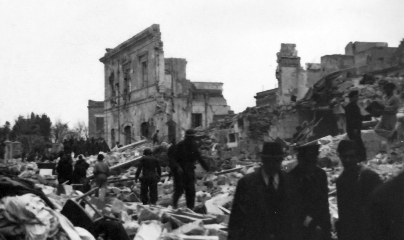 Le macerie dopo i bombardamenti aerei degli alleati