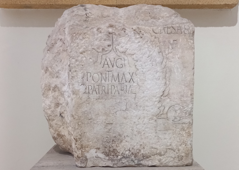 Brindisi. Museo archeologico. Blocco marmoreo con iscrizione in onore dell'imperatore Augusto, ritrovato in piazza Duomo durante gli scavi per la costruzione del museo, risalente al 2 a.C. - 14 d.C.