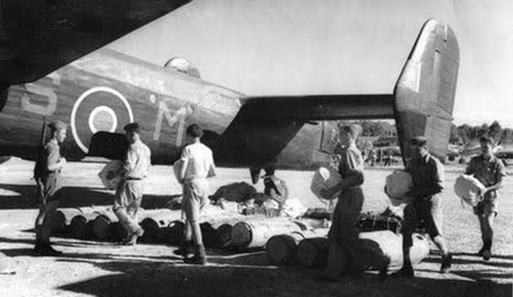 Brindisi. 1944. Aeroporto. Allestimento missione a sostegno della rivolta di Varsavia