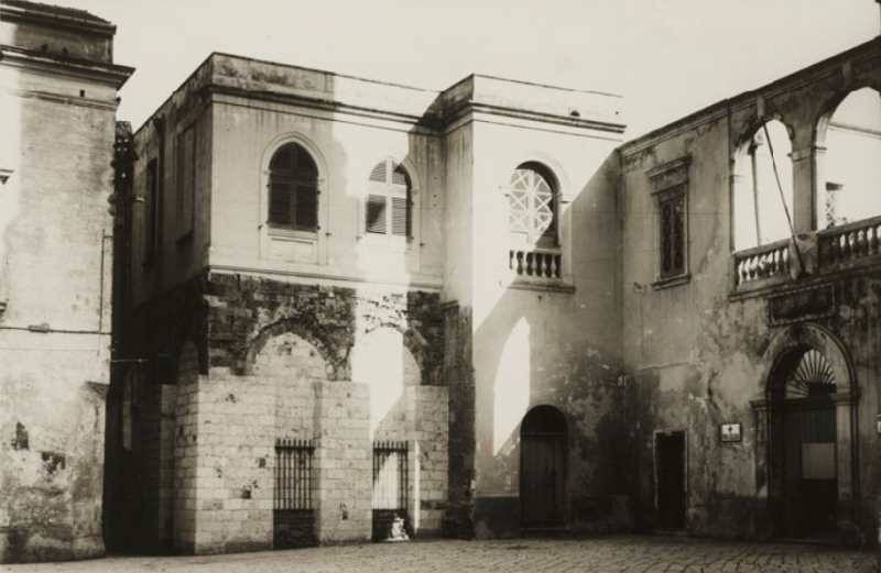 Brindisi. 1941. Piazza Duomo. Messa in sicurezza del  portico De' Cateniano a protezione dai bombardamenti aerei alleati