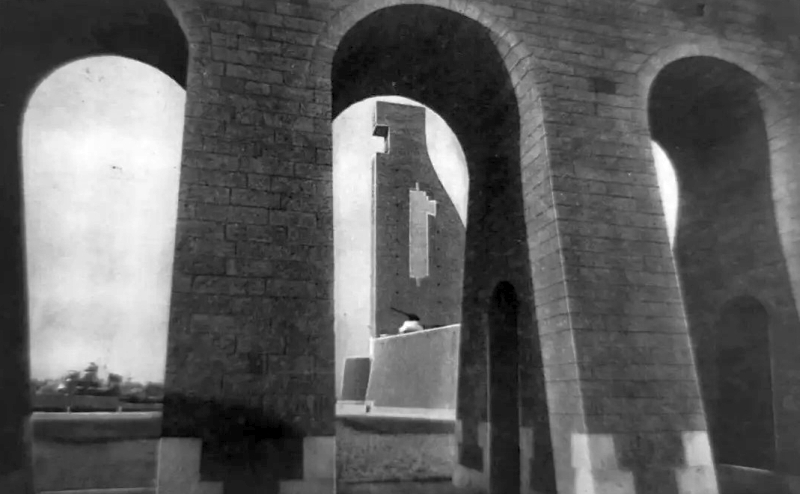 Monumento al Marinaio visto attraverso le arcate