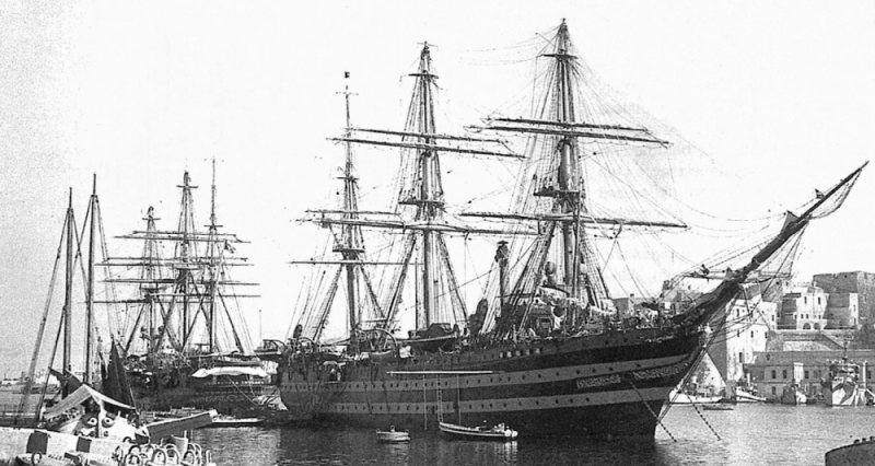 Le navi scuola Amerigo Vespucci e Cristoforo Colombo, riparate nel Seno di Ponente del porto di Brindisi dopo le drammatiche vicende dell'armistizio del 1943. Imperial War Museum of London (coll. Valigia delle Indie)